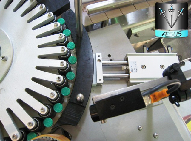 Automatiseeritud kohandatud koonusekujuliste pudelite suunaga konteinerite pöörleva märgistamise masina üksikasjad