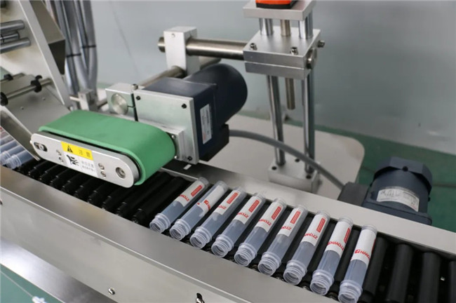 Automaatne horisontaalne mähkimine süstla kleepkleebise sildistamise masina ümber