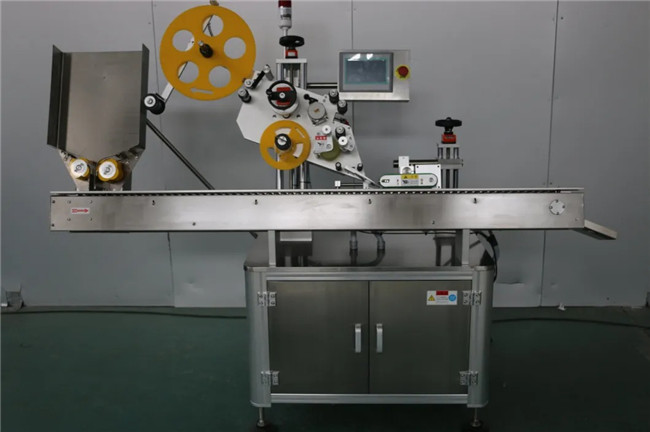 Automaatne horisontaalne mähkimine süstla kleepkleebise sildistamise masina ümber