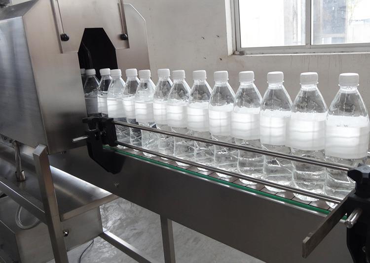 Automaatne PVC kahanevate varrukatega pudelite märgistamise masin