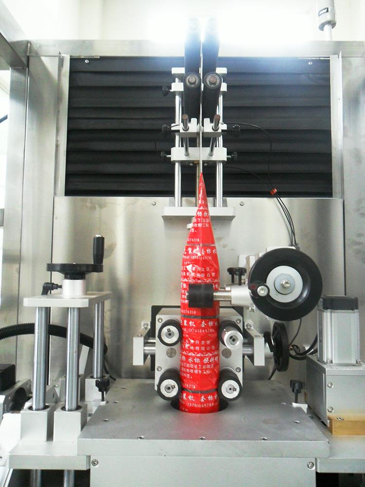 Automaatne plastist veemahla pudeli termokahanevate varrukatega märgistamise masin