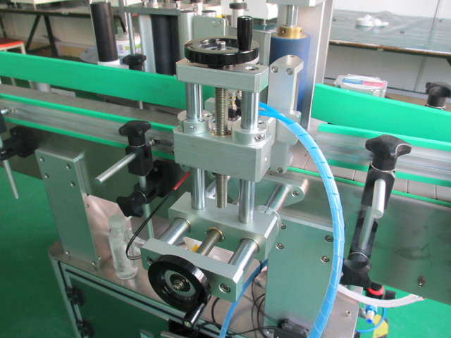 Automaatsed vertikaalsed ümmargused metallpurgid Labeller Equipment Machine Details